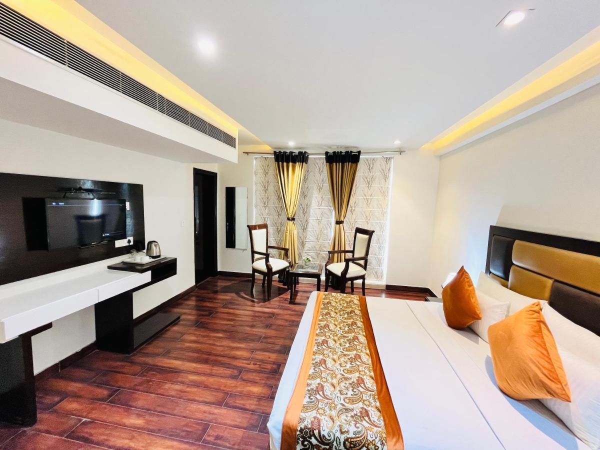 Hotel Aura Ip Grand Karkardooma Metro Station New Delhi Couple Friendly Exterior photo