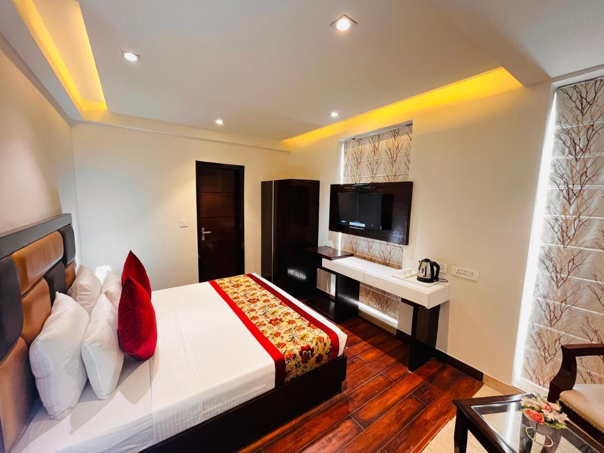 Hotel Aura Ip Grand Karkardooma Metro Station New Delhi Couple Friendly Exterior photo