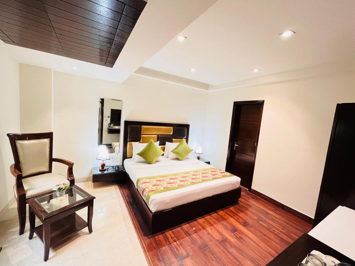 Hotel Aura Ip Grand Karkardooma Metro Station New Delhi Couple Friendly Exterior photo