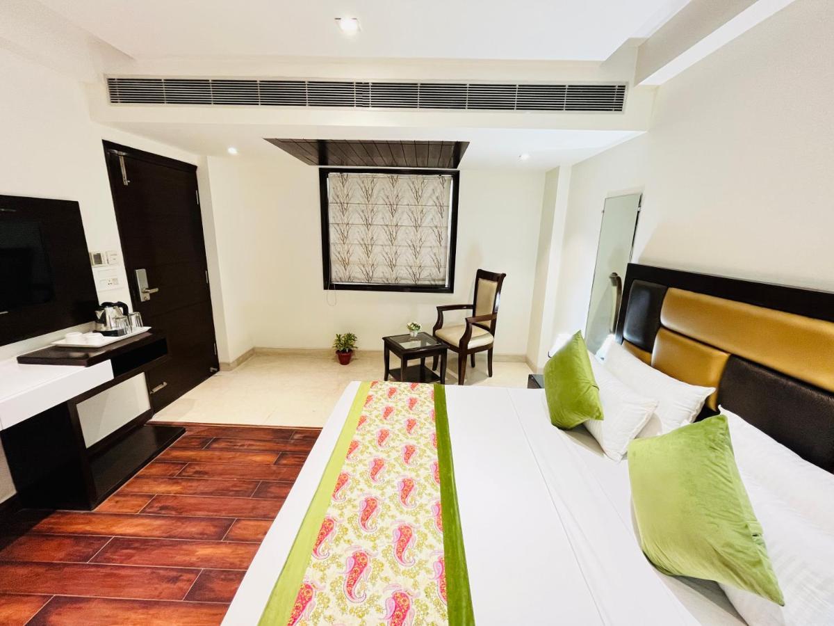 Hotel Aura Ip Grand Karkardooma Metro Station New Delhi Couple Friendly Exterior photo
