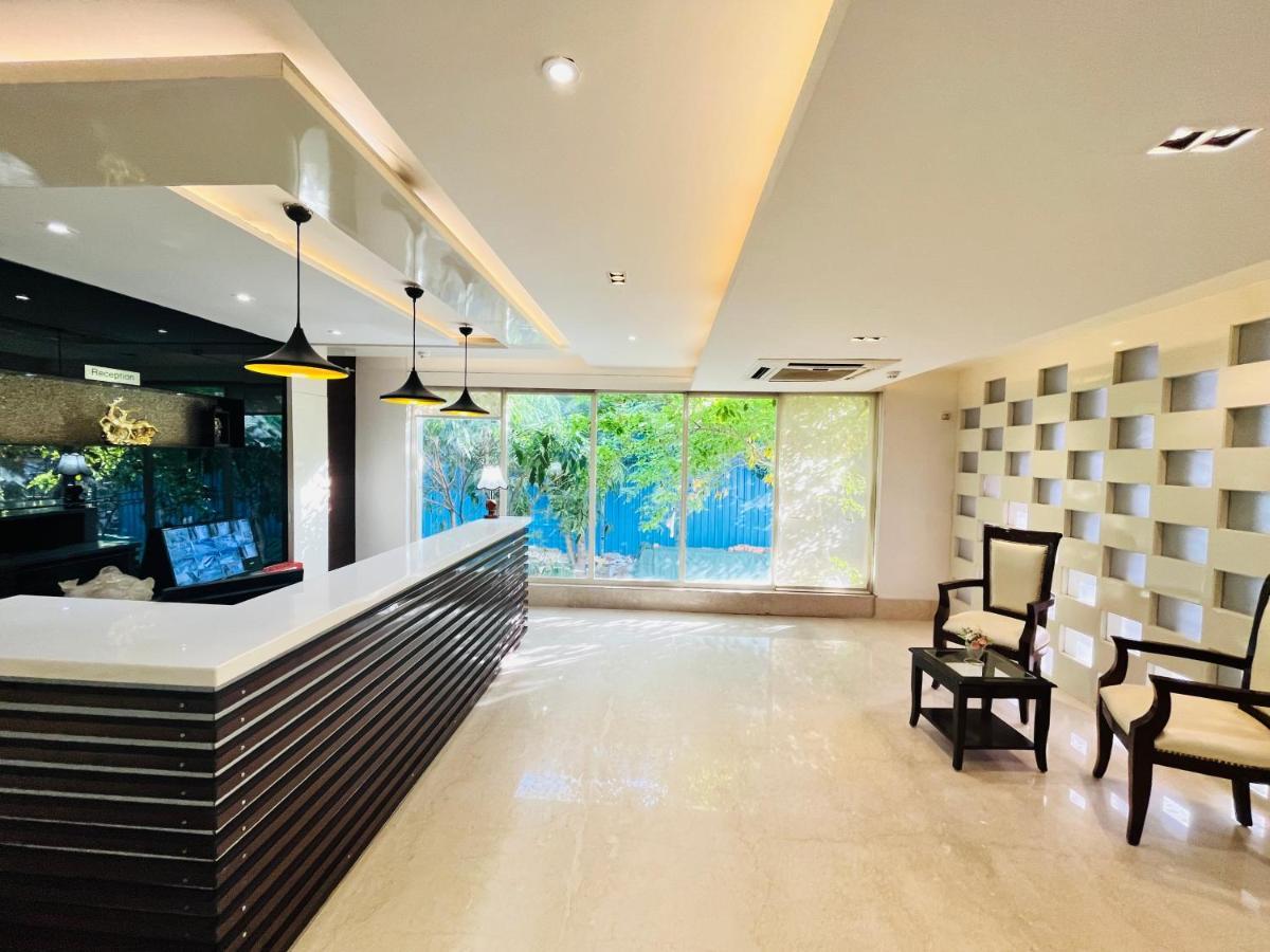 Hotel Aura Ip Grand Karkardooma Metro Station New Delhi Couple Friendly Exterior photo