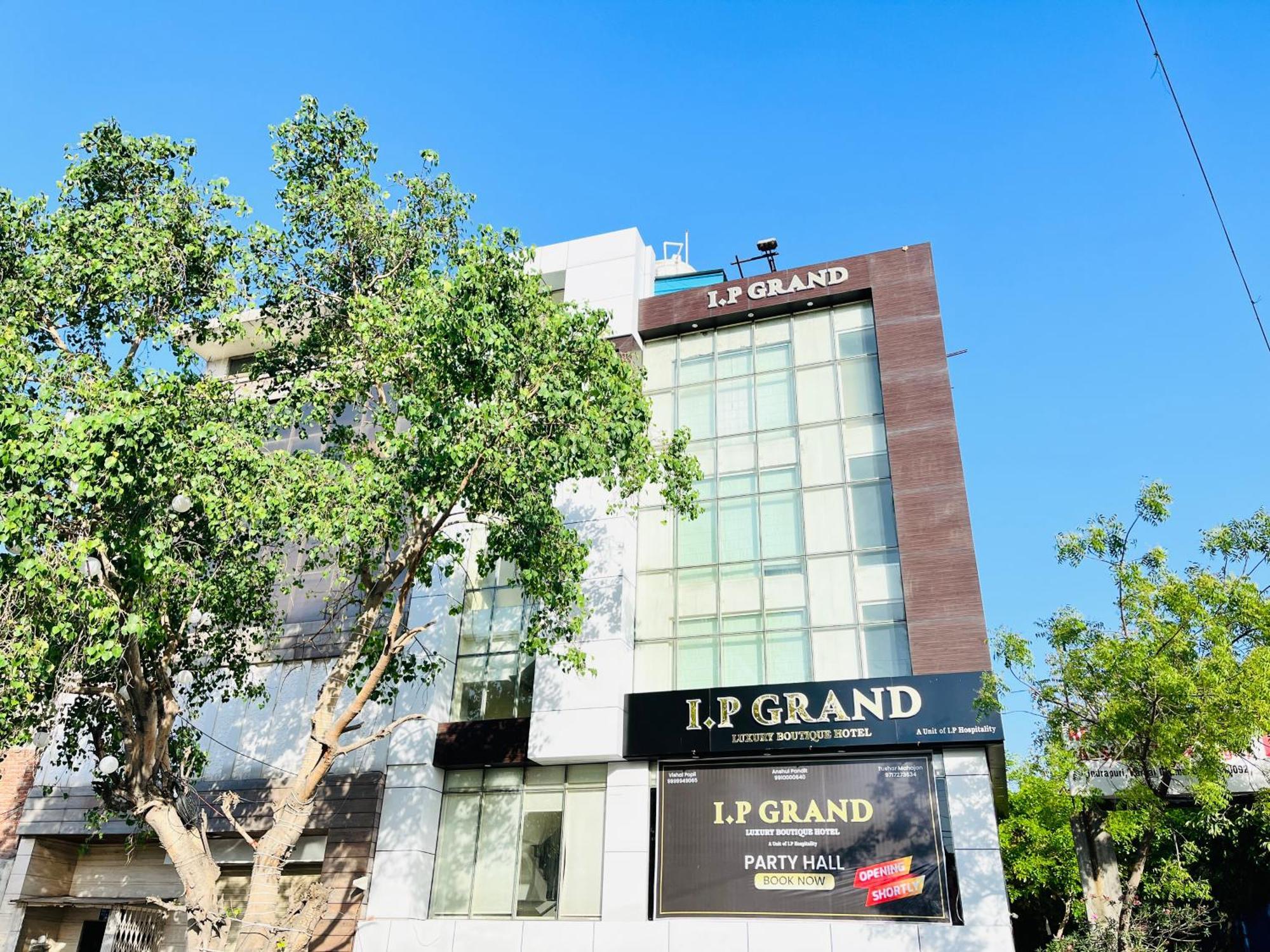 Hotel Aura Ip Grand Karkardooma Metro Station New Delhi Couple Friendly Exterior photo