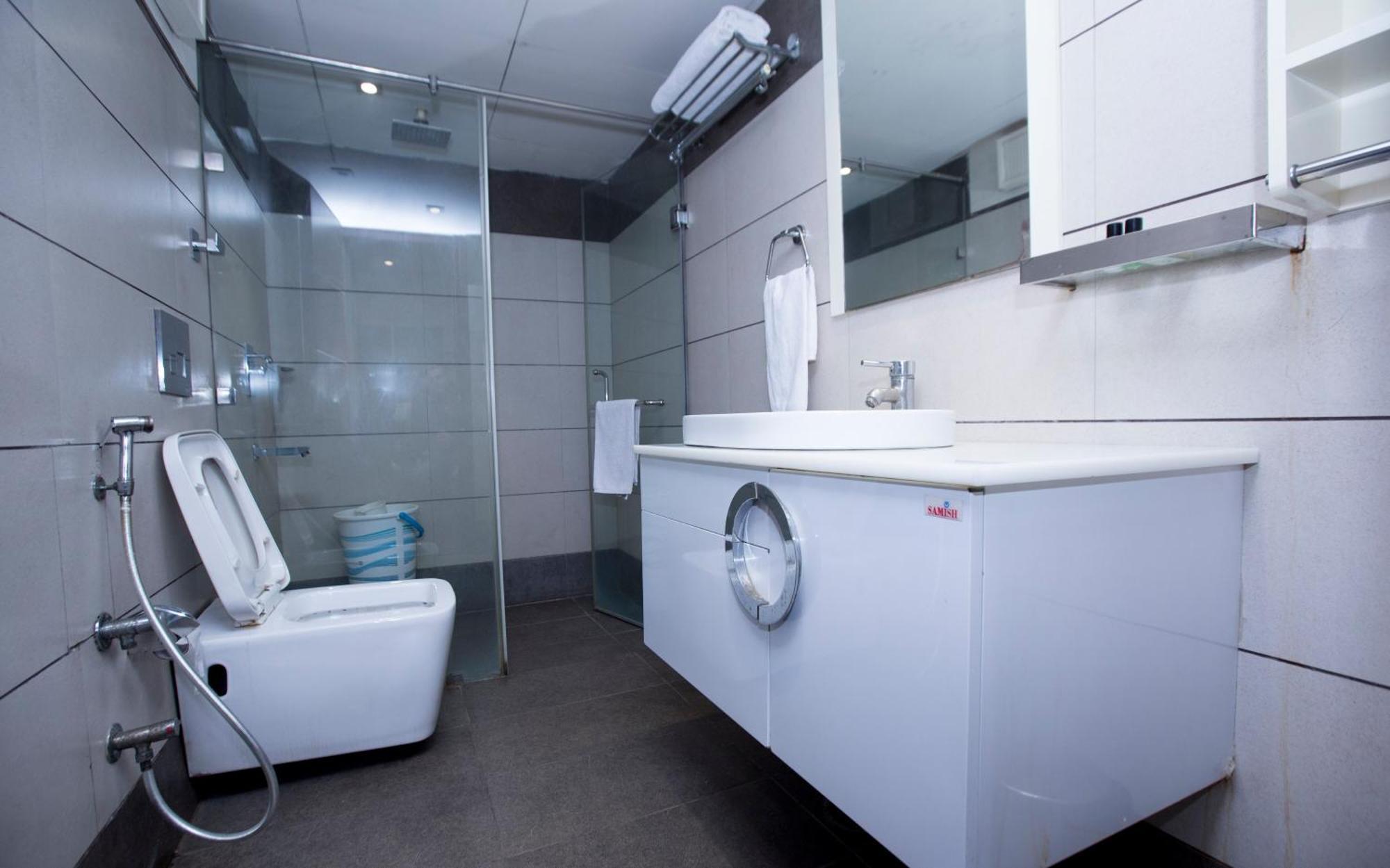 Hotel Aura Ip Grand Karkardooma Metro Station New Delhi Couple Friendly Exterior photo