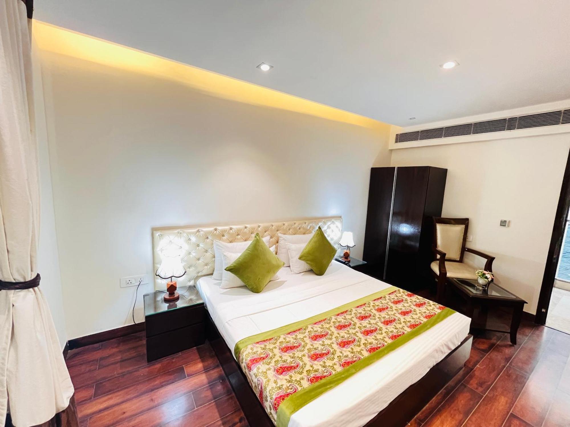 Hotel Aura Ip Grand Karkardooma Metro Station New Delhi Couple Friendly Exterior photo