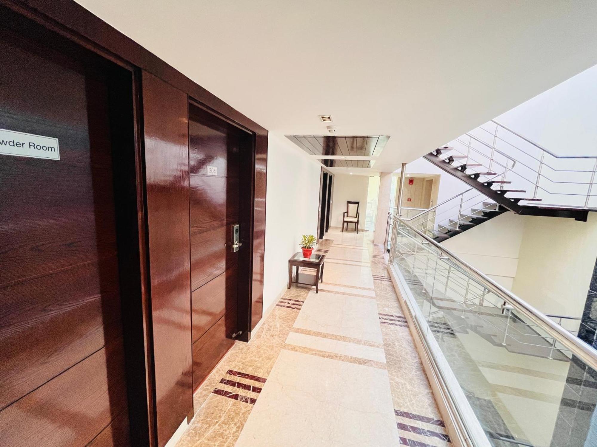 Hotel Aura Ip Grand Karkardooma Metro Station New Delhi Couple Friendly Exterior photo