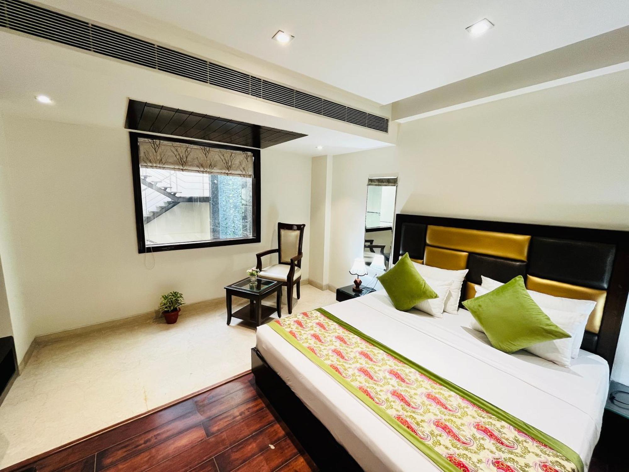 Hotel Aura Ip Grand Karkardooma Metro Station New Delhi Couple Friendly Exterior photo